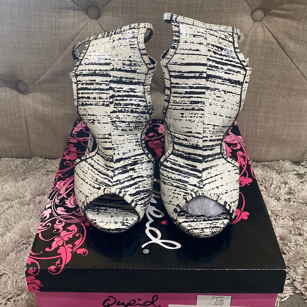 Qupid, Black and White Heels